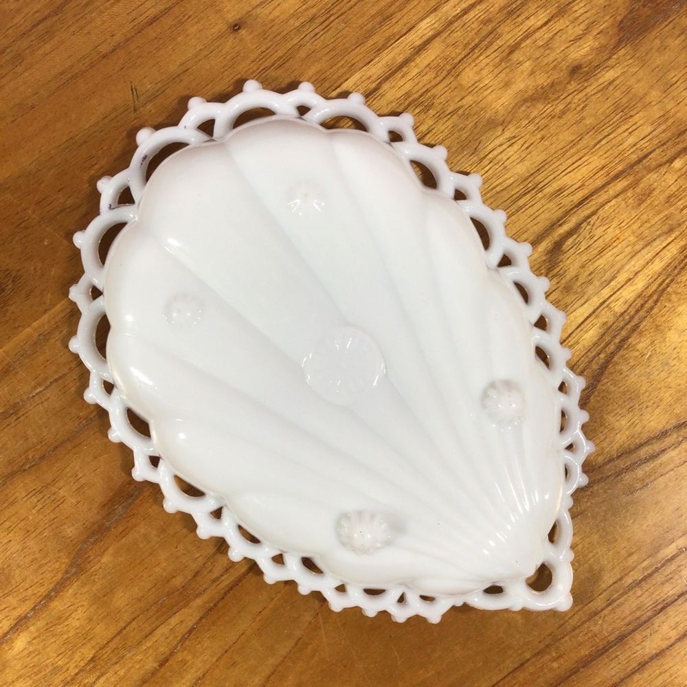 Vintage Westmoreland White Milk Glass Shell Shaped Lace Edge Footed Dish - Picture 7 of 7